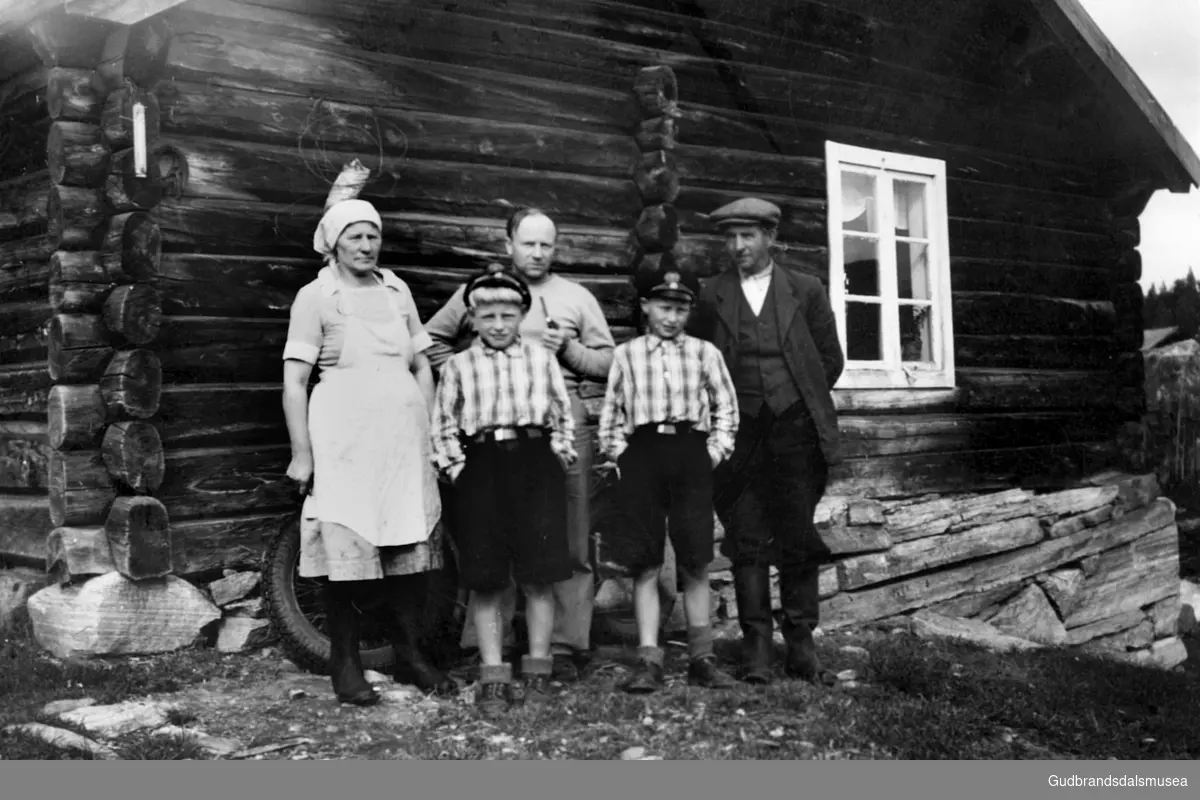 Brå Botten. 
F.v.: Ingeborg Dagsgard (f. 1904), Kjell Dagsgard (f. 1943), Pål Dagsgard (f. 1942), Arne Dagsgard (f. 1897). Mannen bak er ukjend
