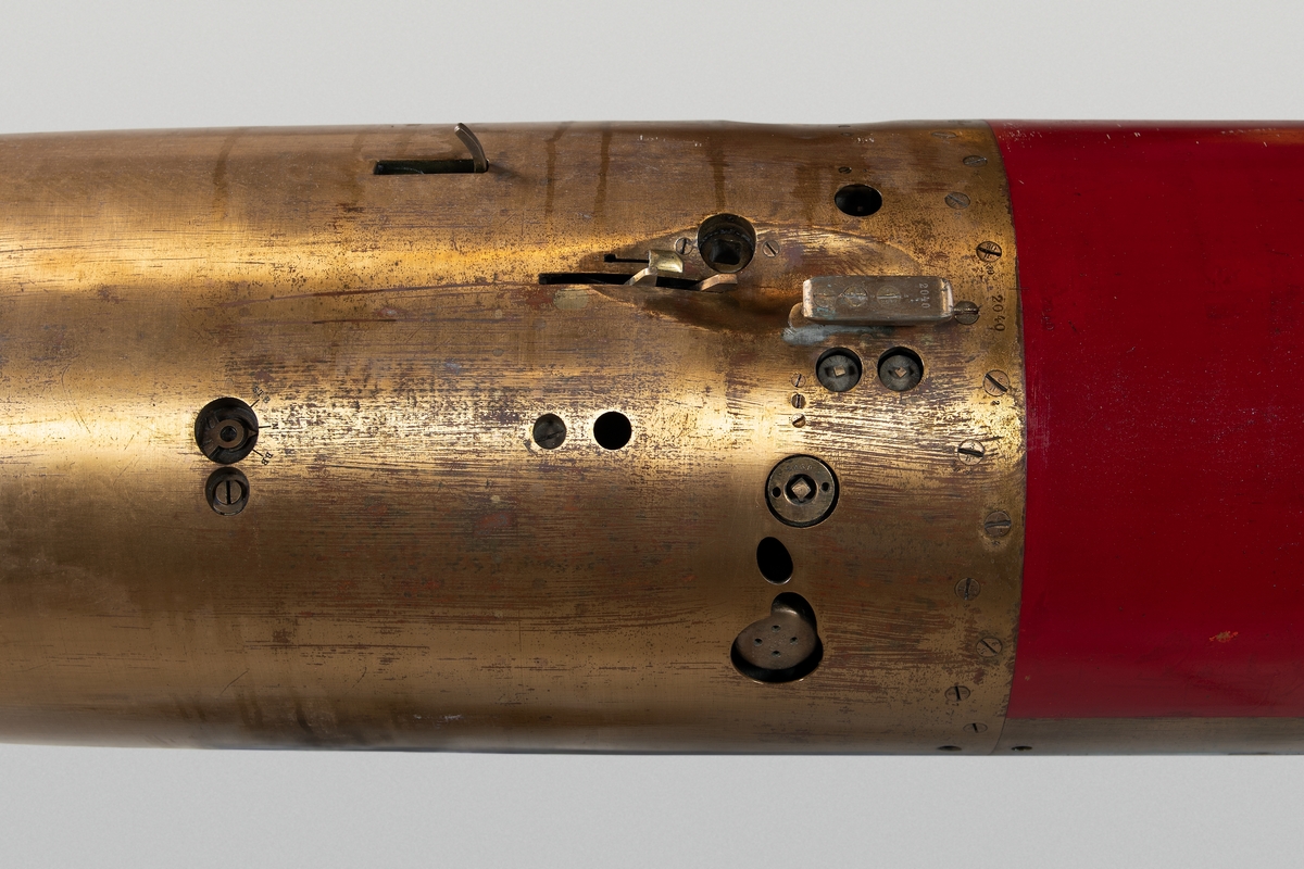 35 cms torped M/1891. Alla delar brons. Utan spets. 2 st. 2-
bladiga propellrar. Vertikala roder. 3-cylindrig
maskin. Märkt:”2040” samt med genomlysande siffror
å röd färg,”69”. Å akterkonen ett rött ”Ö”. Tillhörande
gyroskop M/1903, samt propellerlås.

Längd: 4545 mm
Diam: 350 mm