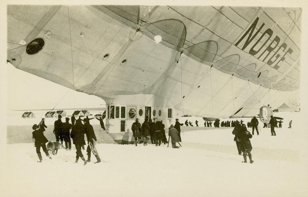 The airship ‘Norge’ docks in Ny-Ålesund. Photo: Svalbard Museum / The airship ‘Norge’ docks in Ny-Ålesund. Photo: Svalbard Museum