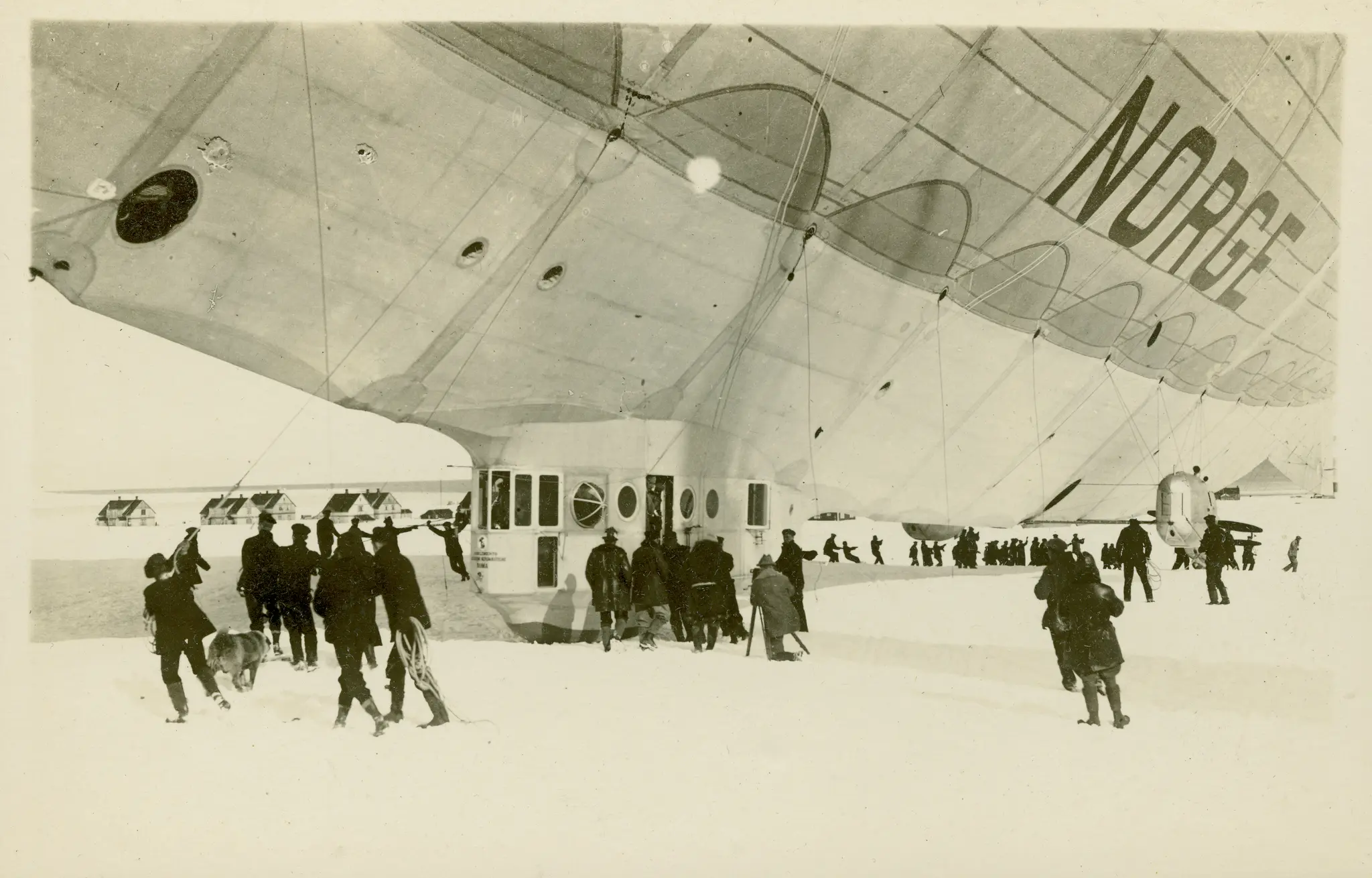 The airship ‘Norge’ docks in Ny-Ålesund. Photo: Svalbard Museum