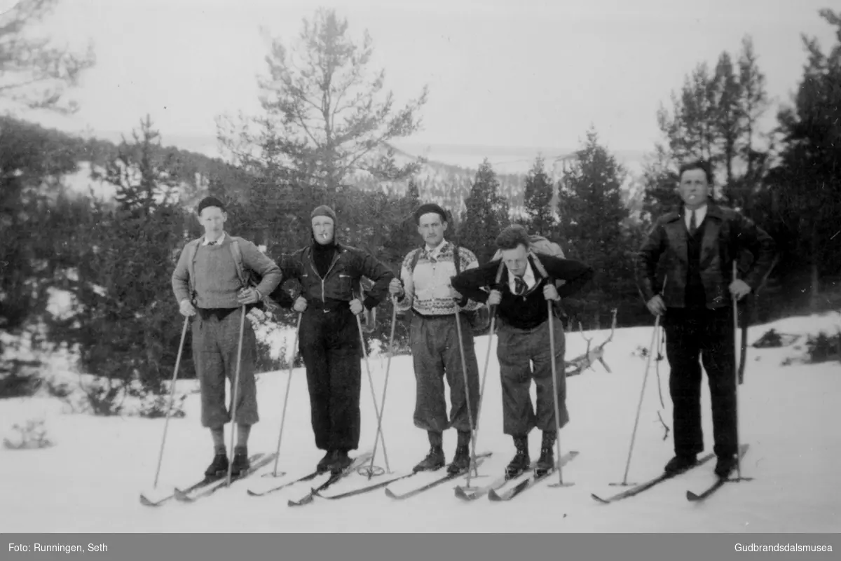 På skitur til Spiterstulen.  
F.v.: Bjarne Grønfur (f. 1908), Ole Bøje (f. 1907), Ola J. Bakken (f. 1914), Knut Dagestad (f. 1910), Ola Hagen (f. 1900?)