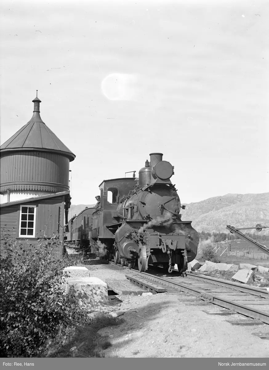 Damplokomotiv type XXIIIa nr. 70 med blandet tog ved vanntårnet på Ualand stasjon
