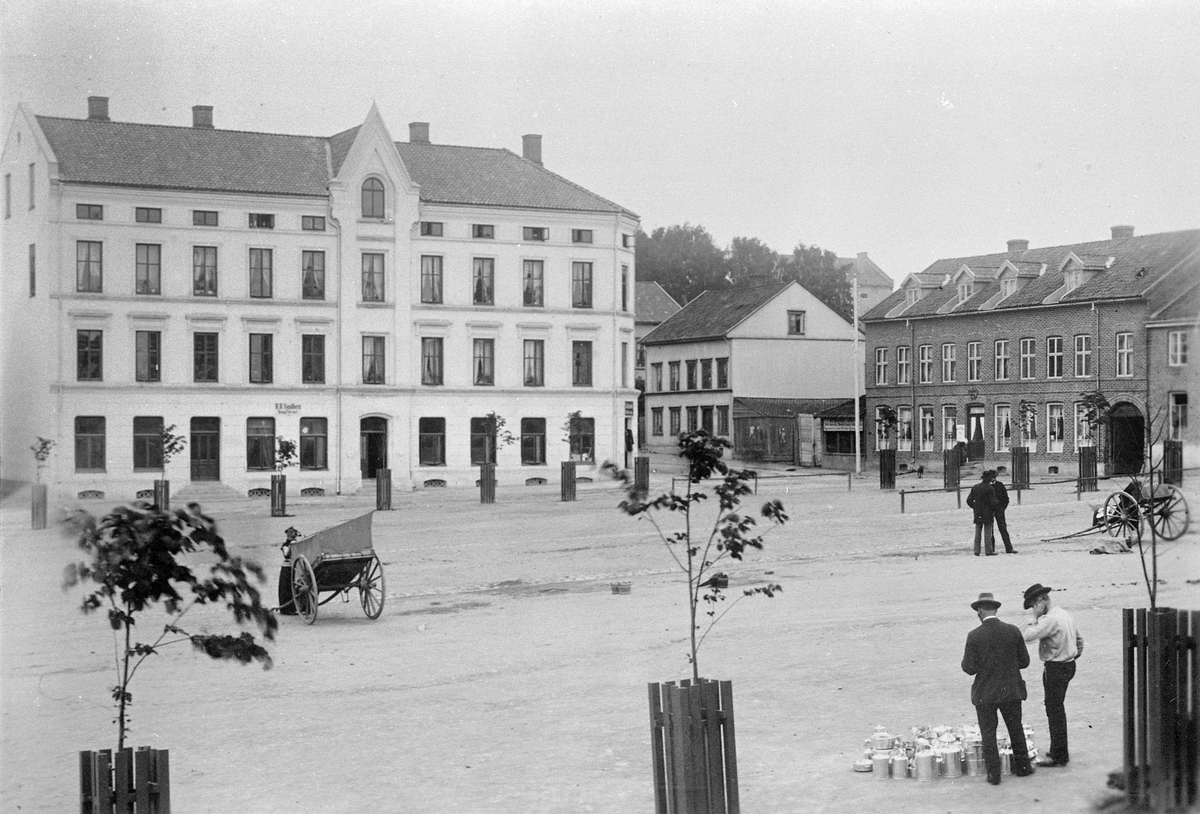 Hamar by, Stortorget, Aasgården til baker Aas, i midten Ramsethgården og til høyre Jønsrudgården, 1892. 