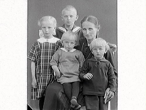 Tre ateljébilder av fru Anna Björcks fyra barn och på en bild är även hon med.