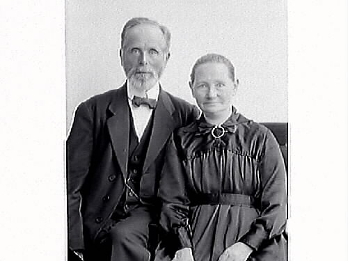 Parporträtt. Två äldre personer, Stina och Alfred Gunnarsson från Gunnarp, Ätran.