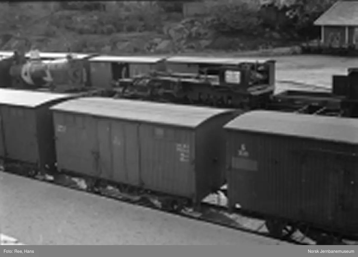 Det første normalsporede lokomotiv, damplokomotiv type 21a nr. 203, har ankommet Flekkefjord med skip