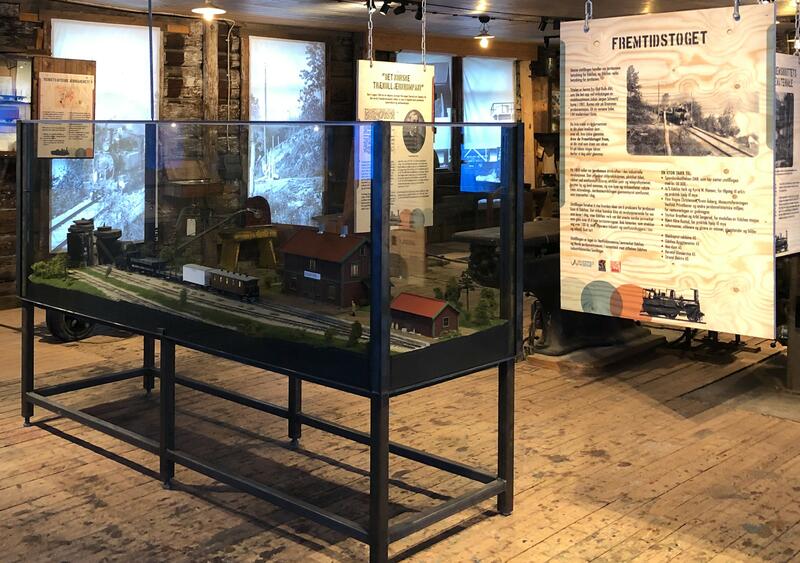 Deler av utstillingen om fremtidstoget - en jernbanehistorisk utstilling på Eidsfoss
