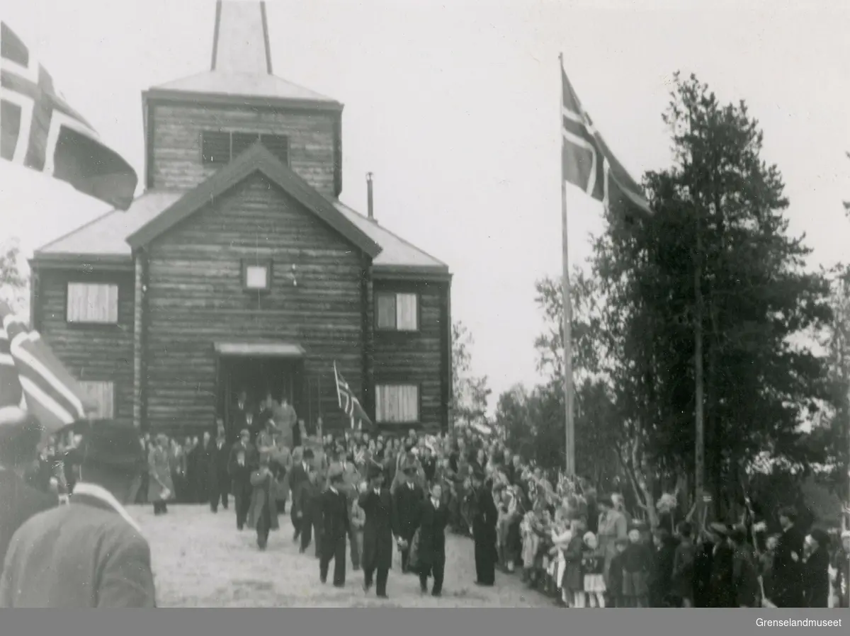 Kong Haakon VII besøker Svanvik kapell i 1946.