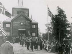 Kong Haakon VII besøker Svanvik kapell i 1946.