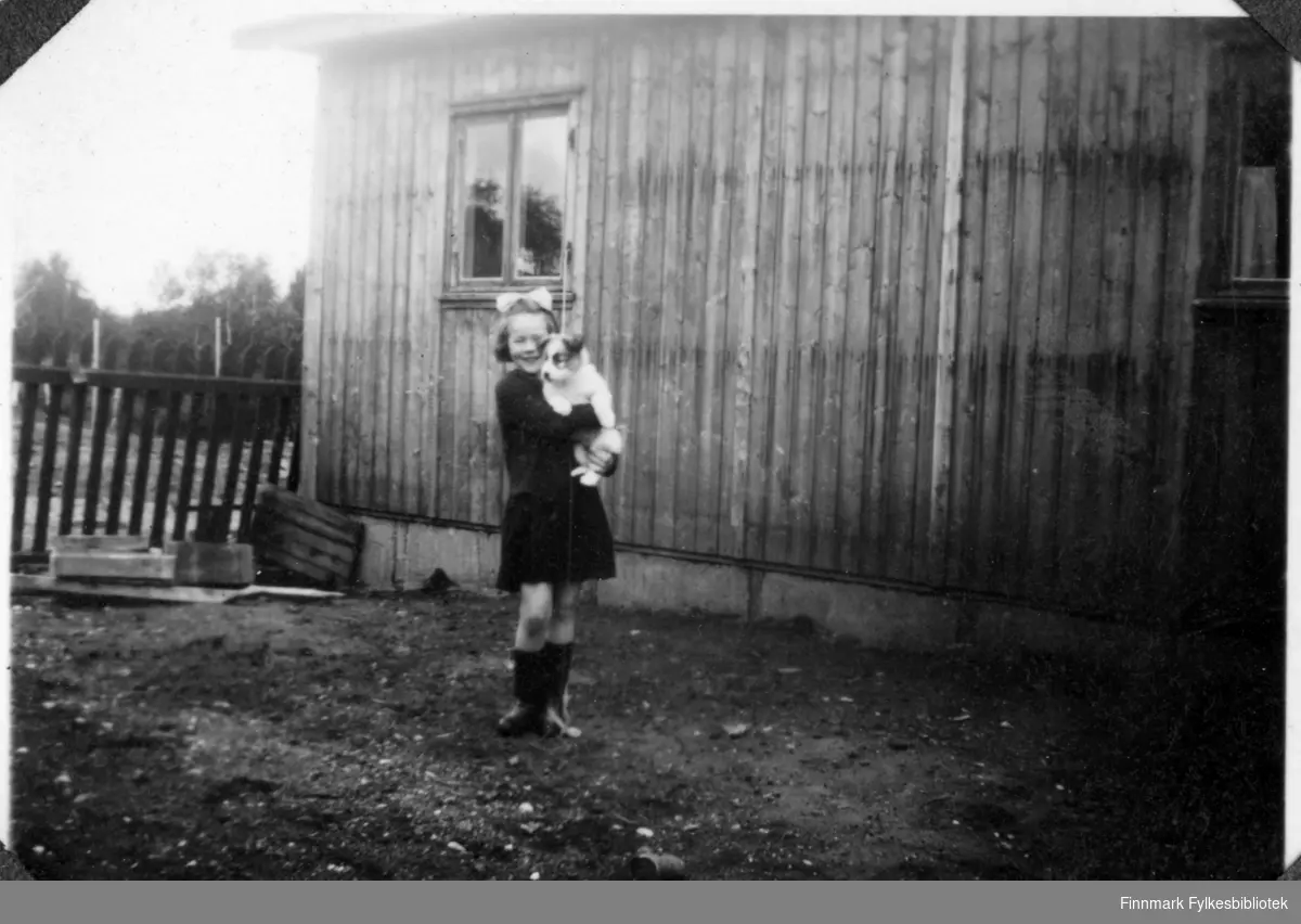 Sidsel leker med hunden. Bjørnevatn, sommeren 1947.