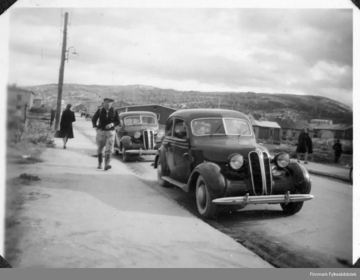 "Russiske biler antakelig ved Pasvikveien i KIRKENES, 1947." Vi ser to uregistrerte BMW, formodentlig eks-tyske.