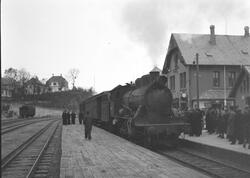 Første normalsporede tog på Stavanger stasjon. Damplokomotiv