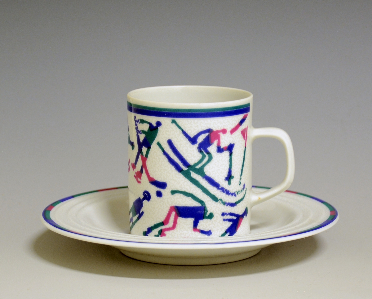 Kaffeskål av porselen med hvit glasur. Dekorert med den offisielle dekoren til Lillehammer OL 1994, rand i blått, grønt og rosa.
Modell: Saturn av Grete Rønning.
