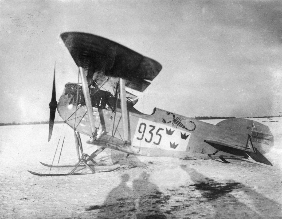 Flygplan Phönixjagaren 'Ur-Phönix' märkt nummer 935 på Flygkompaniets flygfält på Malmen, vintertid.
