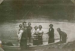 En gruppe mennesker i båt. Tekst i album: Bordstolvatnet 193