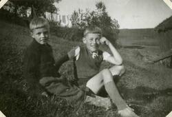 To gutter sitter i gresset. Tekst i album: 1949.