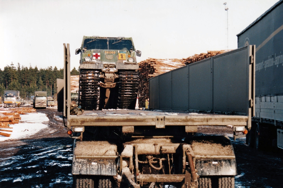 Fältmässig lastning av bandvagn 206 för landsvägstransport i slutet av 1990-talet.