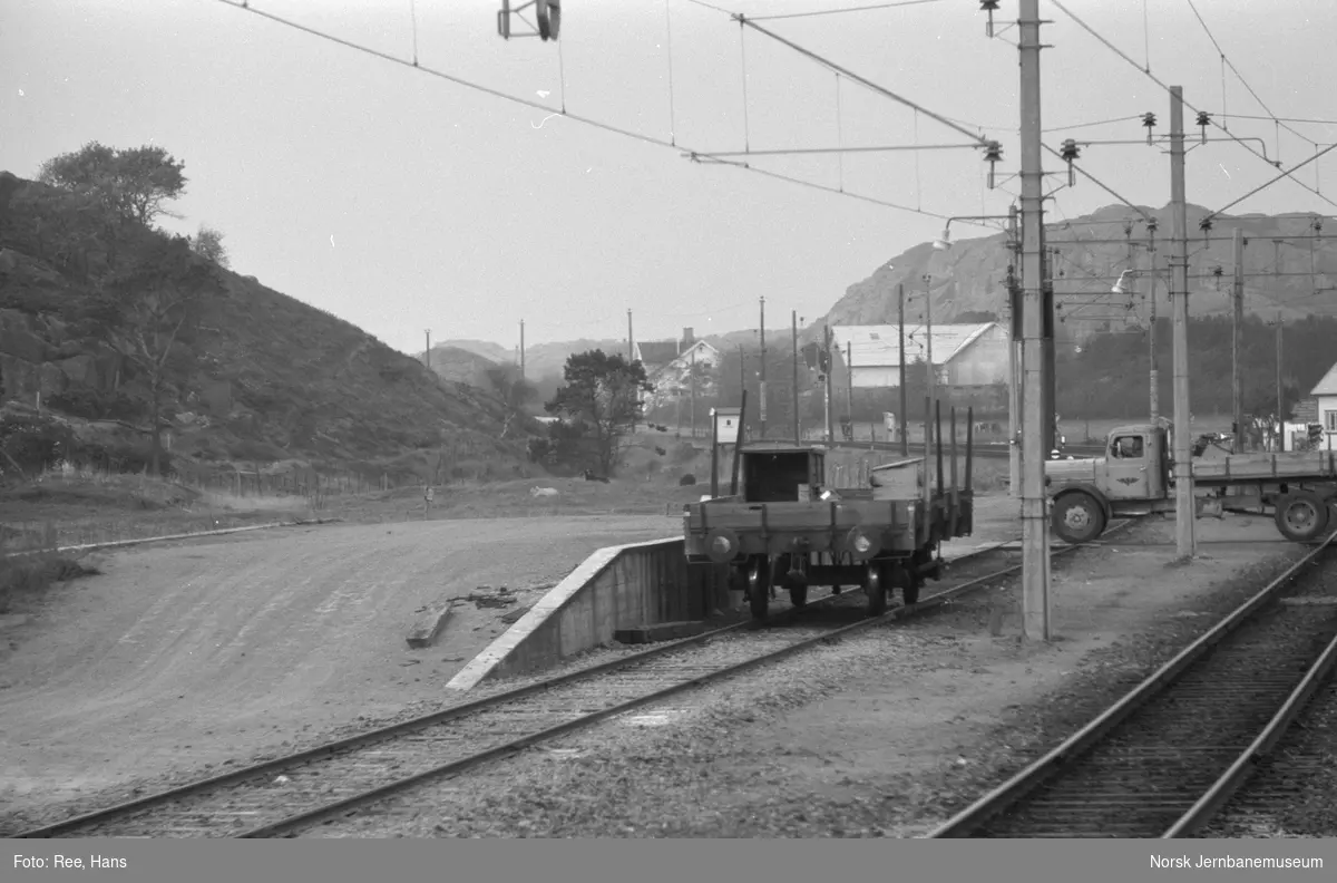Ved Ogna stasjon. Godsvogn litra N på rampesporet, NSB-lastebil på planovergangen