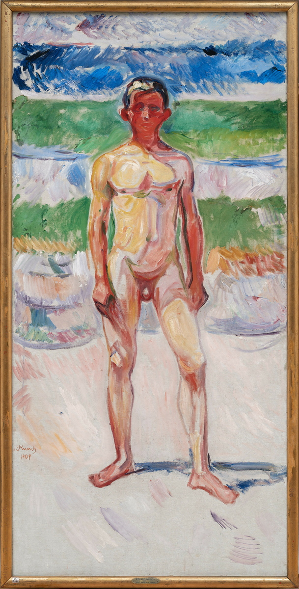 Ung mann stående naken på stranden med armene langs siden, en face. I bakgrunnen sjøen med sterke blå og grønne toner i horisontale felter.