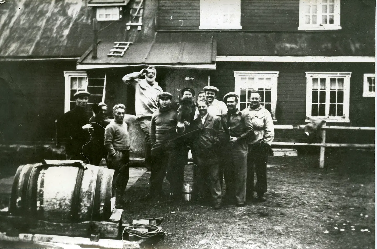 Vi ser ti menn og en hest foran en bygning. Besetningen på Bjørnøya sommeren 1940