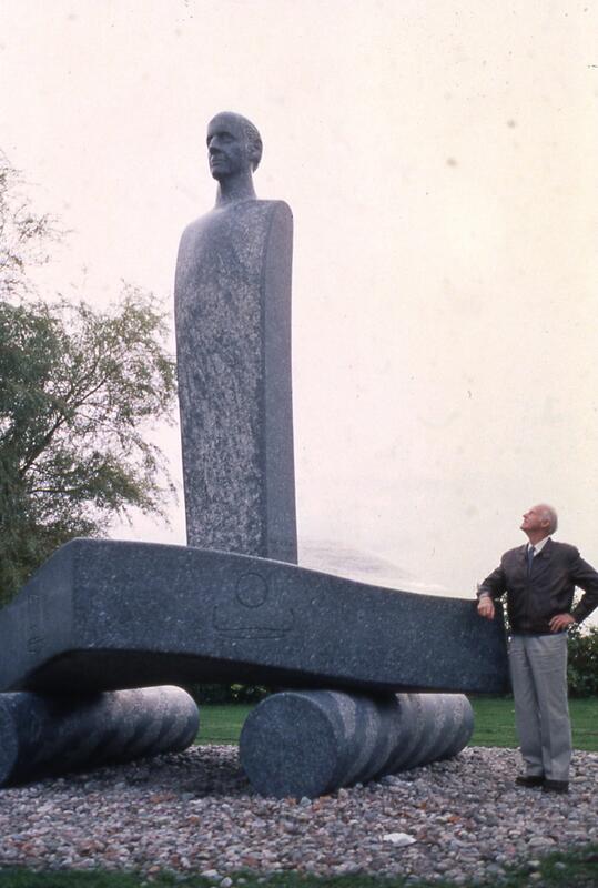 Thor Heyerdahl standing next to his statue in Larvik, Norway