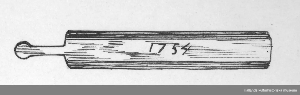 Mangelbräde av ekträ skuret i ett stycke med handtag i form av en bakåt avsmalnande del av brädet. Brädet är jämnbrett och fasat och profilerat i kanterna. På brädet är inristat "1754". 