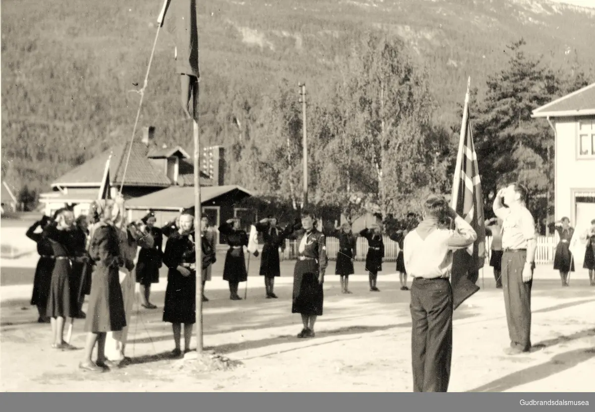 Ringebu Speidergruppe: Flaggparade ved kommuneplassen 17. mai i 1950.