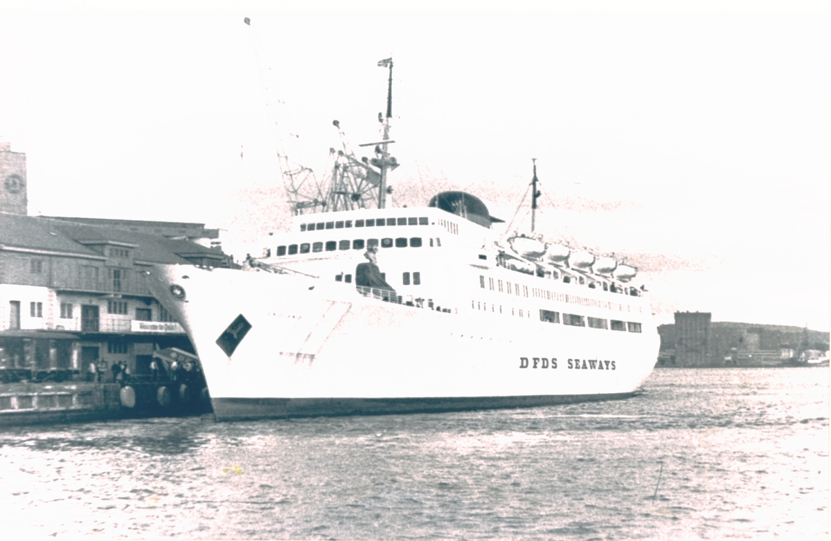 M/S England (b.1964, Helsingør Skibsværft og Maskinbyggeri A/S, Helsingør), ved kai