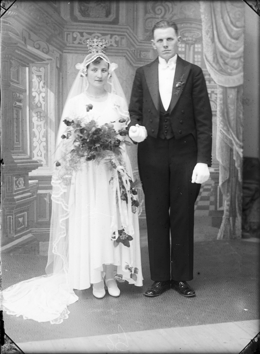 Brudparet Joung från Lundsvedja, Valö socken, Uppland 1930