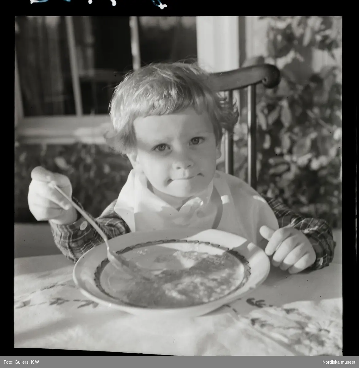 564 Vårgårda Havregryn. Ett barn äter gröt.