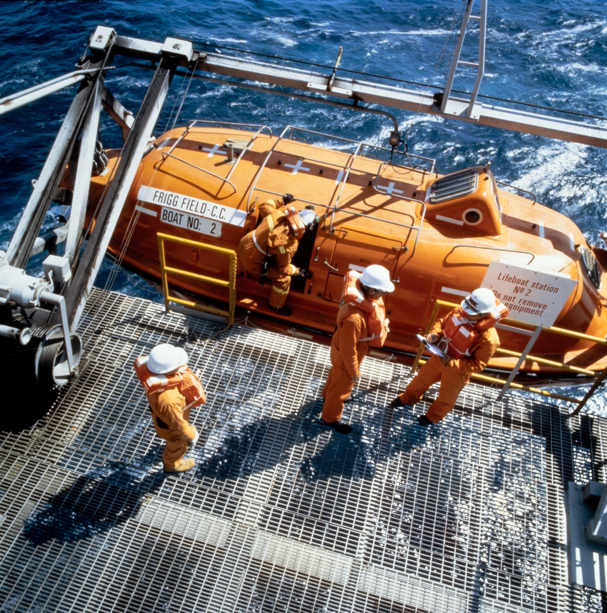 Oljearbeidere tester en redningsbåt på Frigg-feltet.