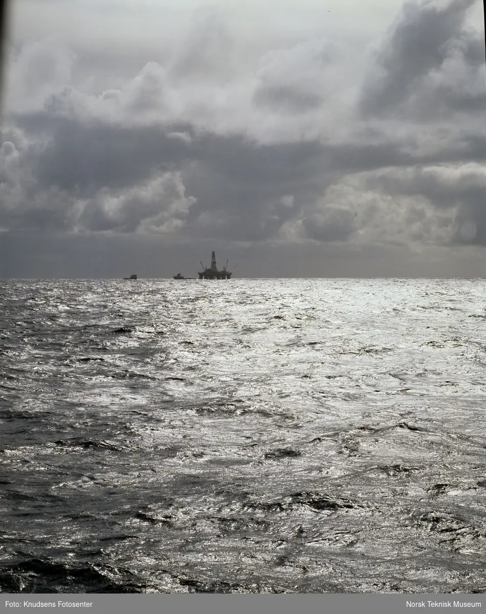 Oljeplattformen West Delta i horisonten i Nordsjøen.