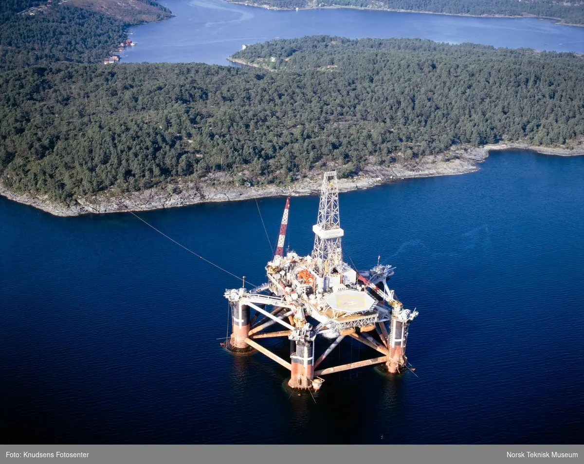 Oljeplattformen Bømlo fotografert fra luften i en fjord.