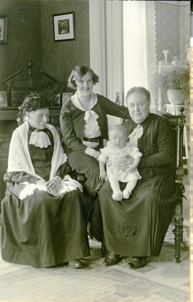 Fotografi av fyra generationer. Johanna Sundström, Emelie Sjögren, Ebba Hartzell och Leif Harzell.