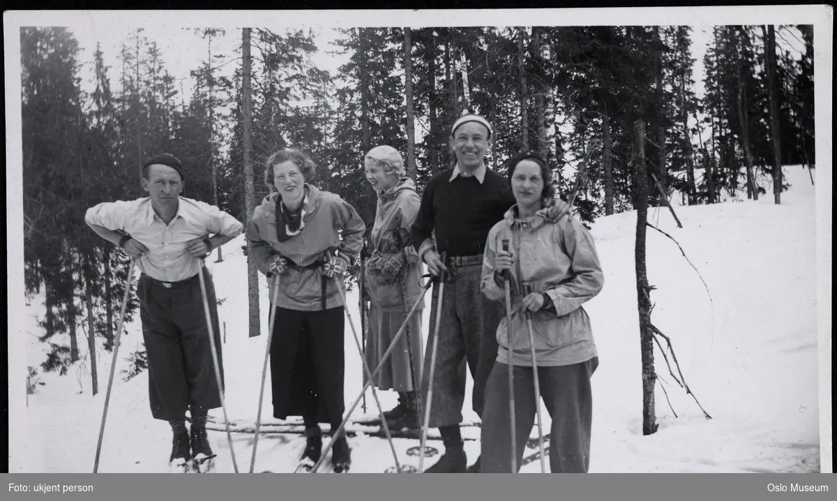 kvinner, menn, skiløpere, skog, snø