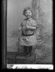 Reproduksjon av visittkort med portrett av en liten jente.