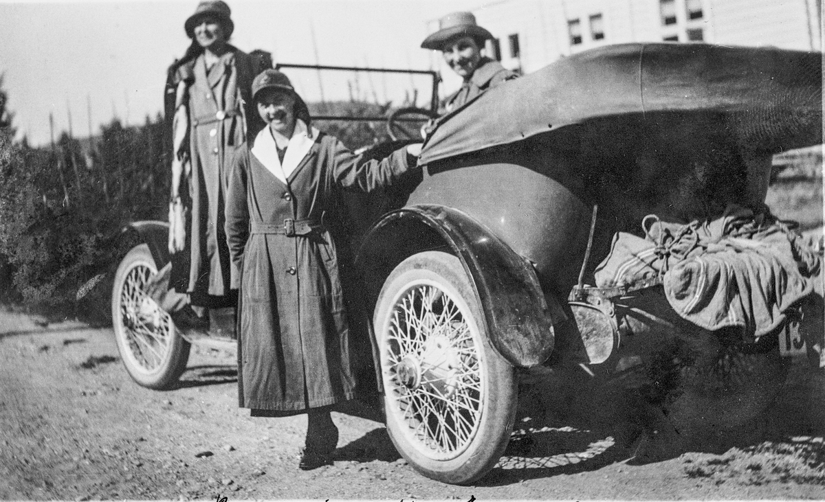 Gudrun Kopseng med sin bil "Esseks", trolig omkring 1930. 
