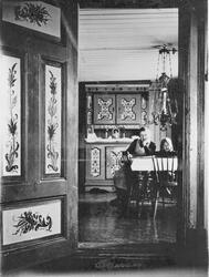 Interiør fra gamlebygningen på Nedre Kopseng, ca. 1920. Liv 