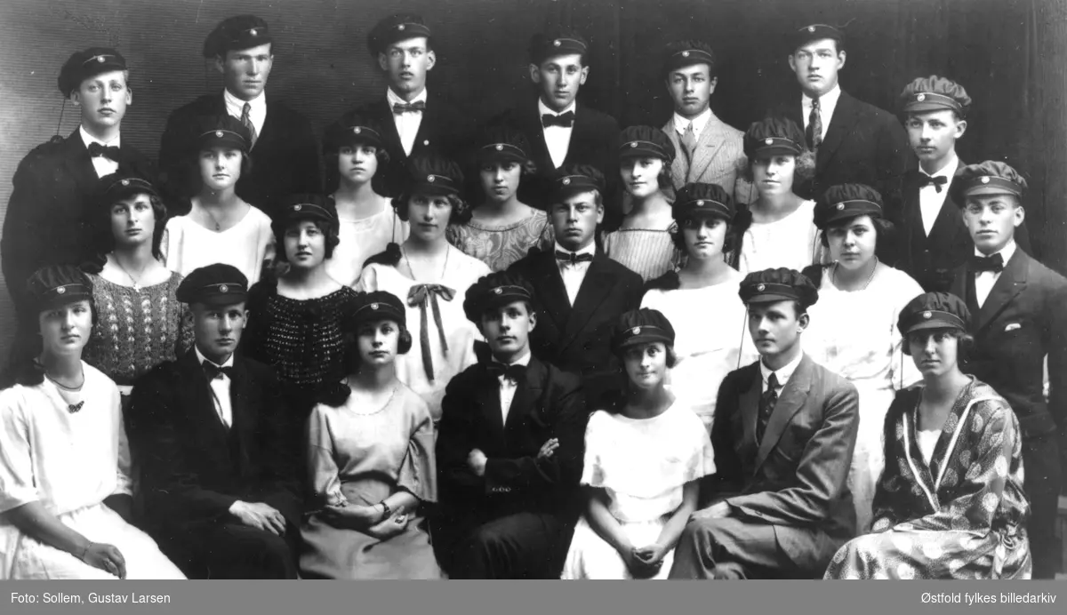 Studentene i Fredrikstad i 1923, elever ved Fredrikstad Høiere Almenskole. 26 studenter tok examen artium dette året. Navn med plassering, se fotokort.