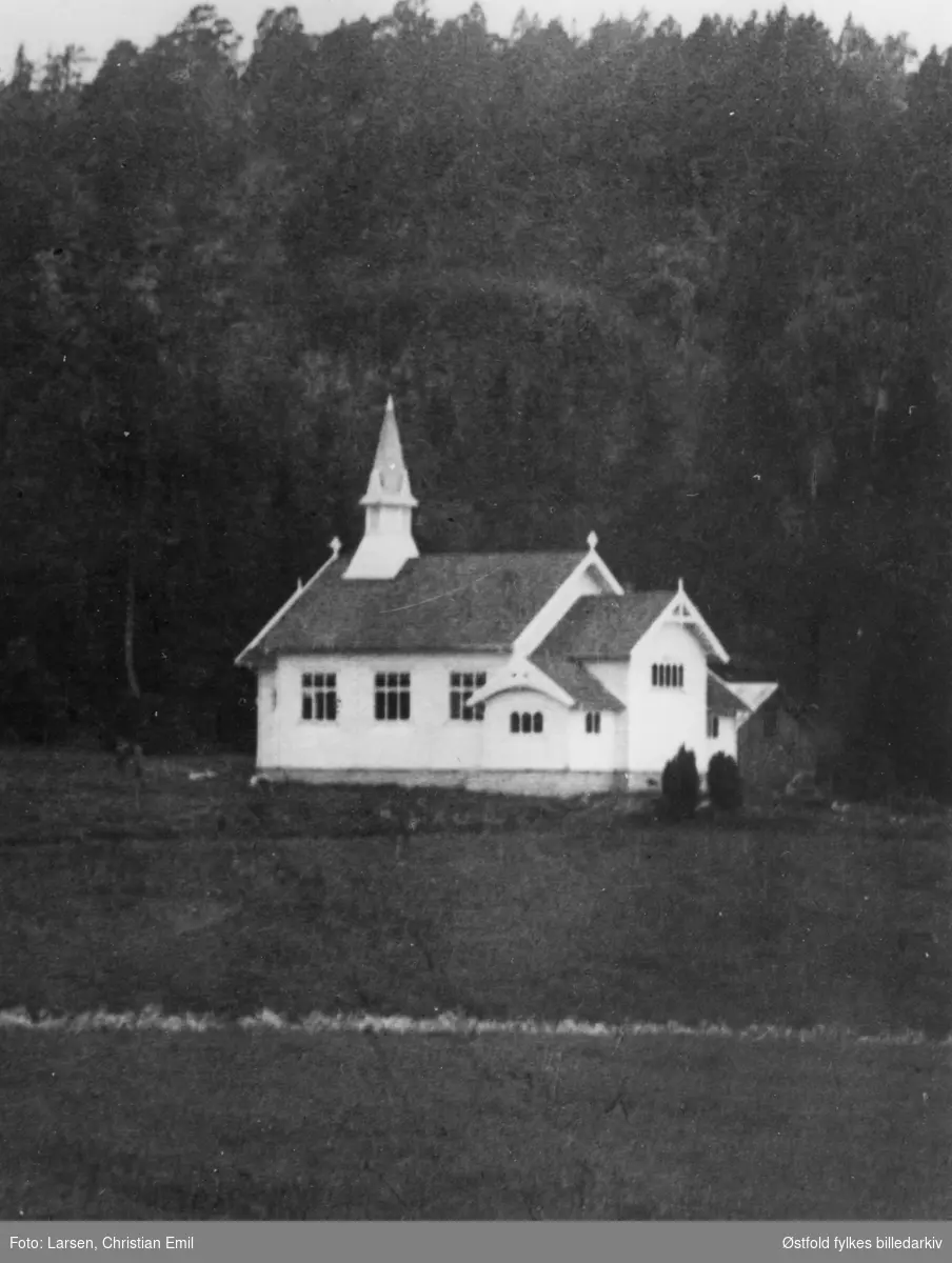 Holli kapell i Tune, ca. 1920. Beplantningen tyder på at bildet er tatt kort tid etter at kapellet ble bygget.