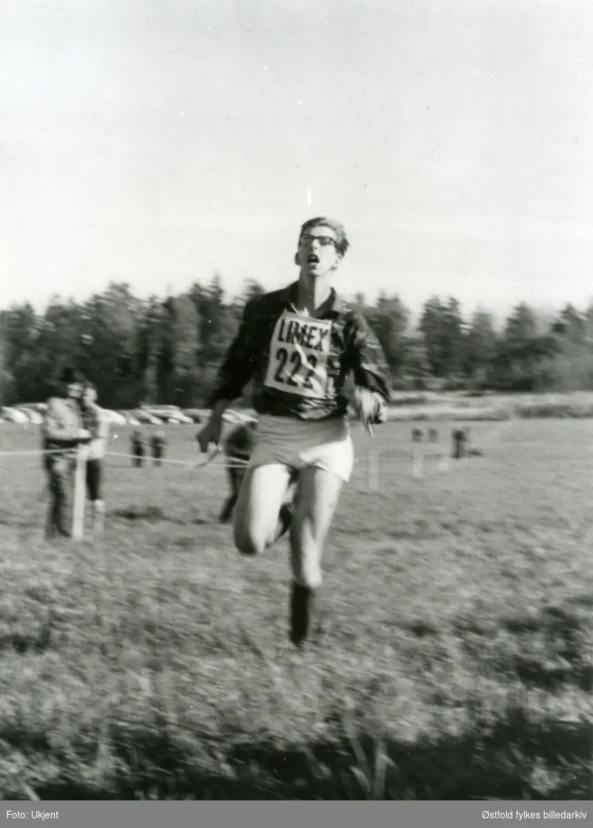 Kjell Lunde som deltaker i Nordisk Mesterskap i orientering i Borgvik, Värmland, Sverige i 1963. I det ene løpet fikk Lunde bronsemedalje individuelt, beste nordmann, 28.09.1963. Nordisk Mester i stafett 29.09.1963. Lunde var da medlem av Varteig I.L. og 19 år gammel.