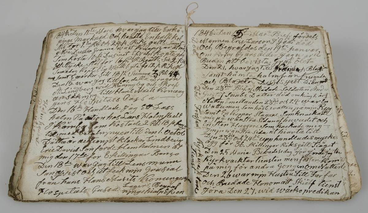 Dagbok i form av lösblad som satts ihop med tråd. Papper i blåaktig respektive gulaktig ton. Handskrivet med bläck.