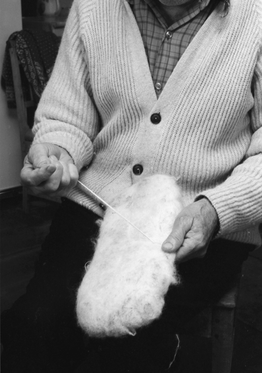Gunnar Renbjør (1896-1986) fra Alhusstrand i Namsos kommune i Nord-Trøndelag demonstrer hvordan han sydde såler til «Snåsalabber» av ull. Han brukte cirka 250 gram ull til hver såle. Dette fottøyet var lagd av flere lag med vadmel og foret med halvullstoff. Labben ble «stekket», det vil si at de ble sydd sammen ved hjelp av maskin. Også de innvendige sålene ble sydd sammen av flere lag vadmel. Labbene gav følgelig bedre beskyttelse mot vinterkulda enn annet fottøy. 

I Geir Hovensjøs artikkel «Skogsarbeiderklær» siteres Ivar Støvra (1892-1985) på følgende utsagn om labbenes holdbarhet:

«Hvis du hadde dem ny om høsten når du begynte i skogen, så kunne du vel ha dem den vinteren uten noen særlig reparasjon. Men så gikk nå sålan, og så var det bare å såle opp dem. Sjølve opprinnelsa kunne en ha både to og tre år, for de vart ikke daglig brukt, for det er jo sdliki at trøndelagsveret det skifter fort fra regn til snø og omvendt.»

Karl Rosten (1899-1985) fortalte at labber der sålene fikk et underlag som lagd av corlaget fra bildekk ble nesten uslitelige. Ellers kommenterte labbene slik:

«I sterk kulde tror jeg nesten labbene var det beste fottøyet skogsfolk kunne ha, men de ble ofte frynsete og stygge, derav også navnet "lærvlabba"».
