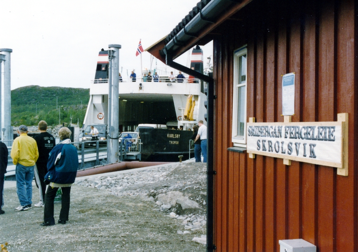 Ferga kommer til Smibergan fergeleie i Skrolsvik 1997.