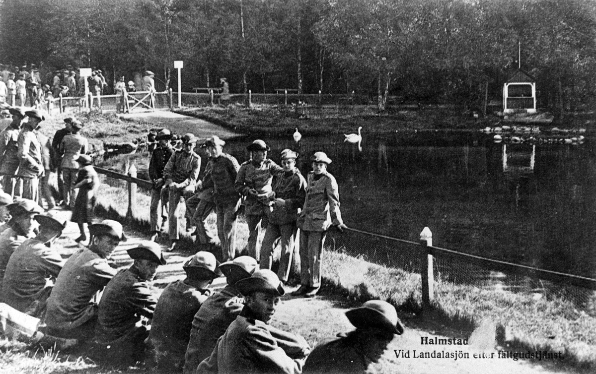 Halmstad fick ett eget regemente år 1903. Till Kronans mark norr om Galgberget hörde den lilla skogstjärn som fick namnet Landalasjön.
Motivtext: Vid Landalasjön efter fältgudstjänst.