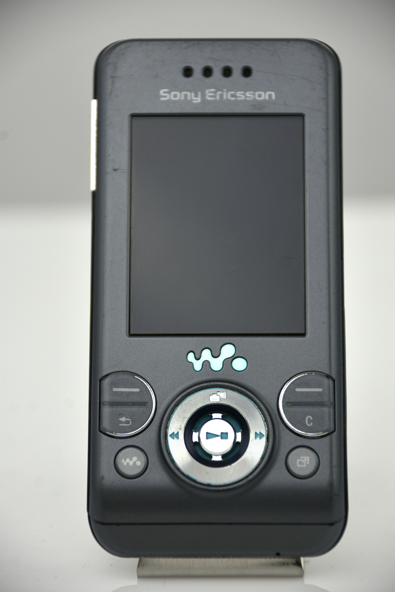 Mobiltelefon Sony Ericsson W580i, prototyp. 
IMEI-nr 00460102-363300-2, märkt 07W15