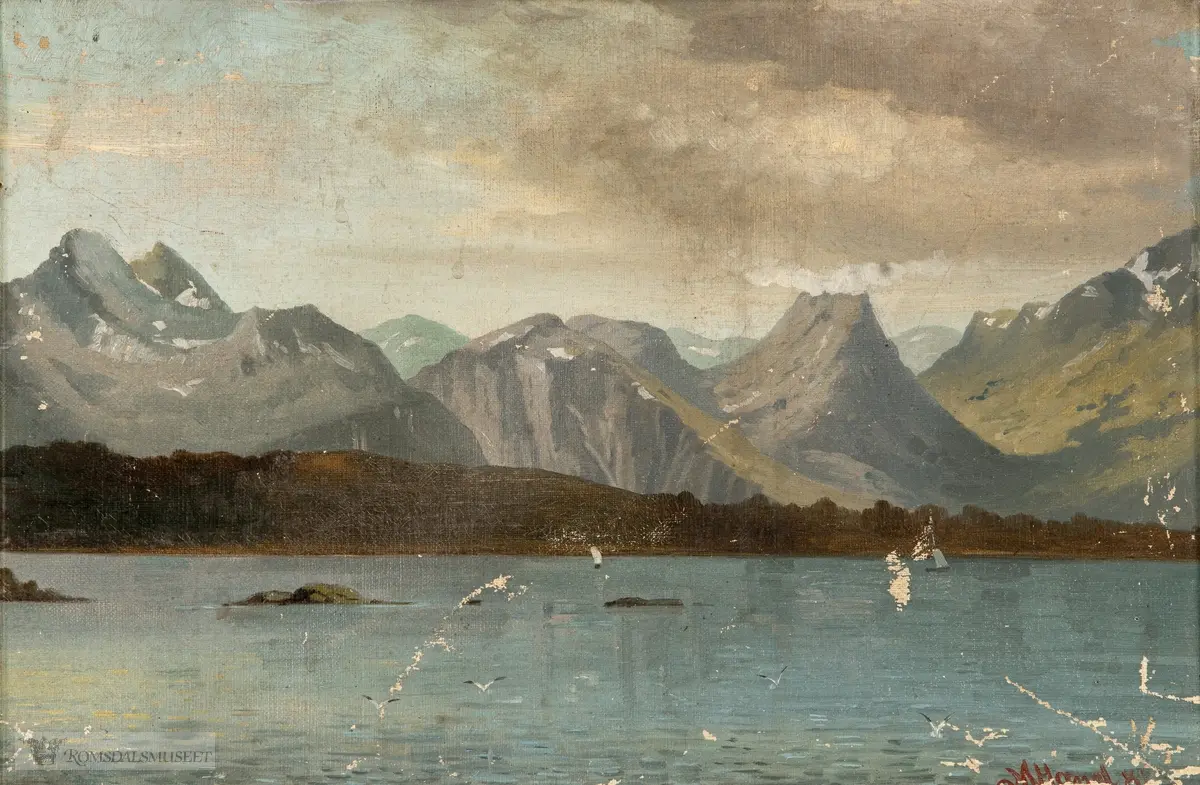 Motiv fra Moldefjorden. Sekken sentralt i bildet med fjellene i bakgrunnen.