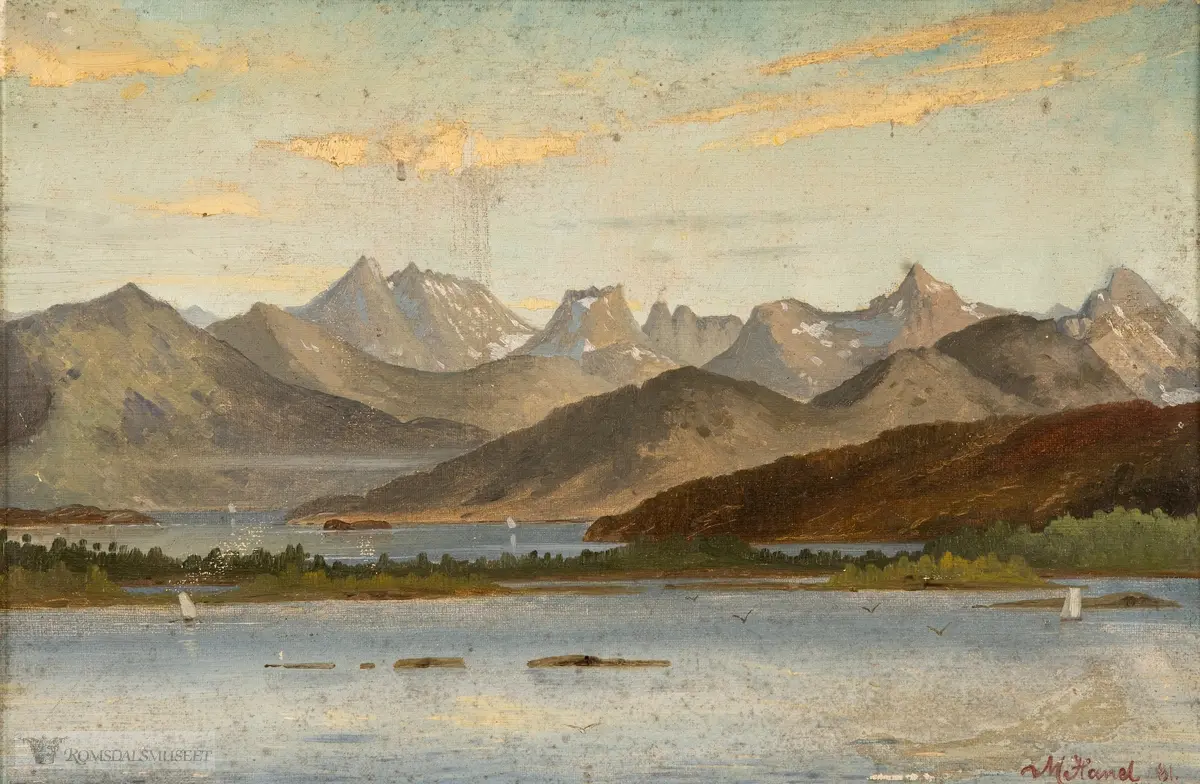 Motiv fra Moldefjorden. Østsiden av øya Sekken og fjellene i bakgrunnen.