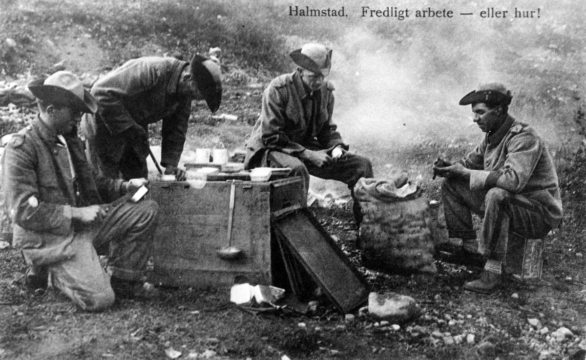 Militärväsen. I 16, Hallands Regemente. Motivtext foto 1-3: Fredligt arbete- eller hur! Motivtext foto 1: Avfoto av vykort, sålt på I 16 omkr. 1910.