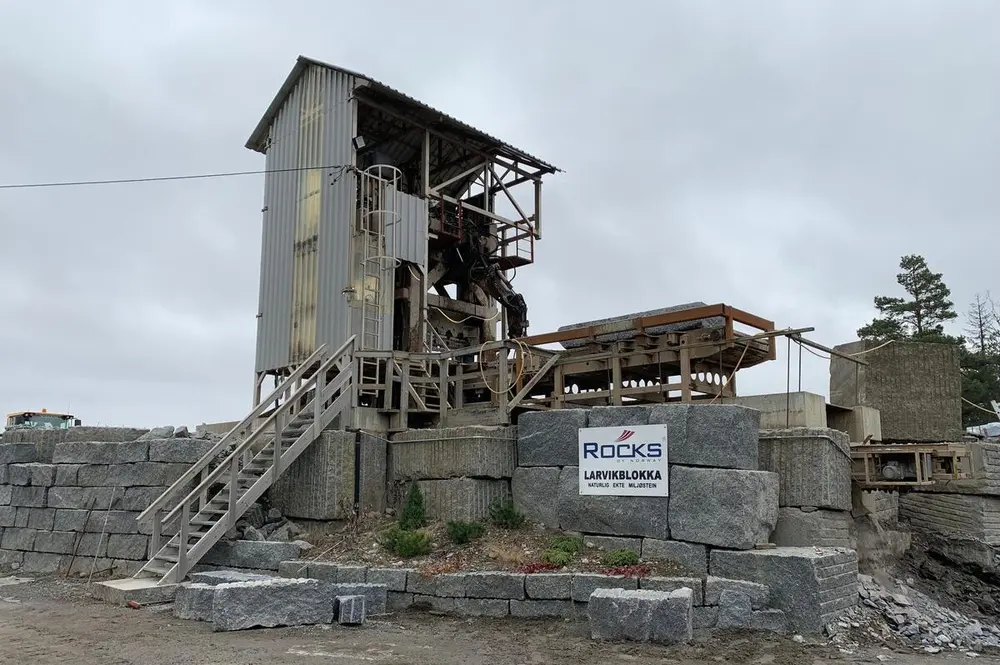 Rocks of Norways digitale arkiv kopieres for sikker langtidslagring i Vestfoldarkivet. Daglig leder Torger Lingelem og Torkel Thime fra Bergindustriarkivet ser til at overføringen går som den skal.